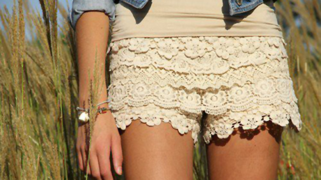 Mulher musa shorts de renda bege