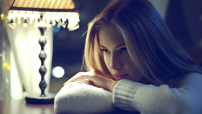 Menina debruçada sobre mesa refletindo na Quaresma