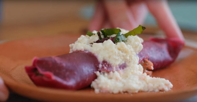 Receita de panqueca de beterraba por Carol Fiorentino.