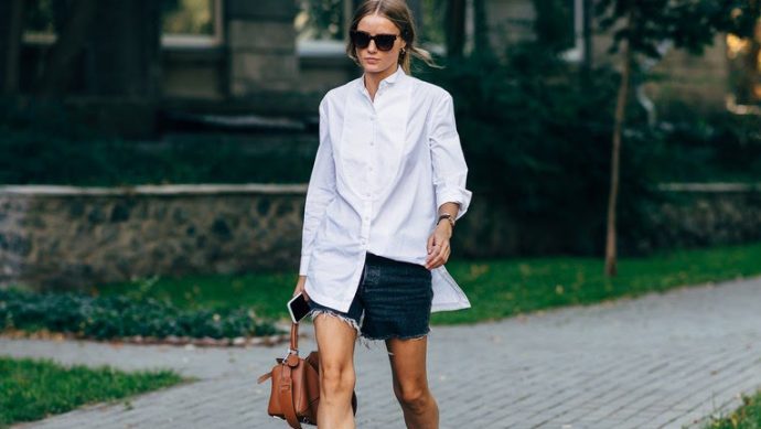 Uma mulher com shorts jeans elegante.