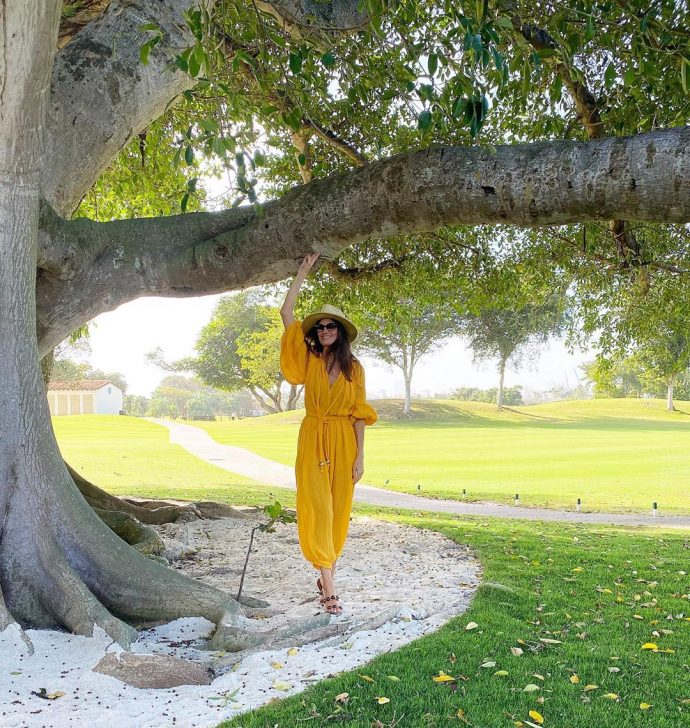 Isabella Fiorentino usa macacão amarelo açafrão com chapéu e rasteirinhas