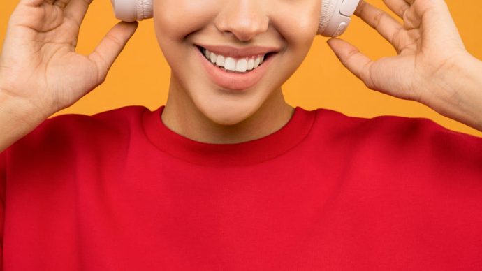 mulher sorrindo usando camiseta vermelha