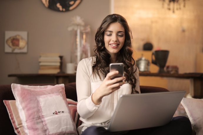 mulher conversando online com amigos pelo celular