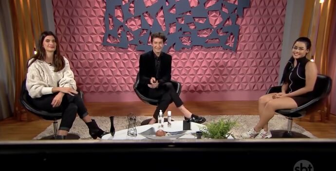 Isabella e Arlindo conversam com participante no Esquadrão da Moda