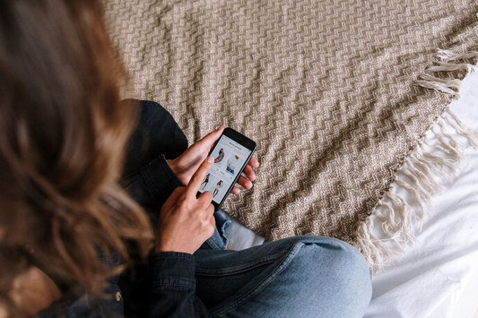 mulher faz compras online no celular