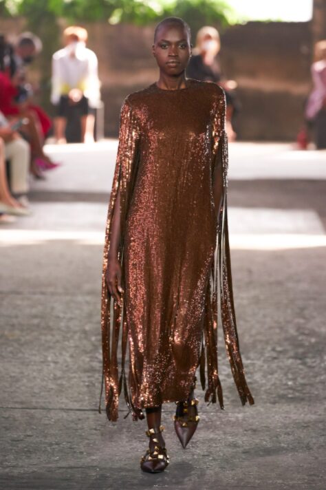 Desfile Valentino Milão Fashion Week - Vestido paetê e franjas
