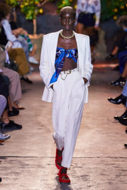 Tendência sutiã à mostra - com terno Etro S/S 21
