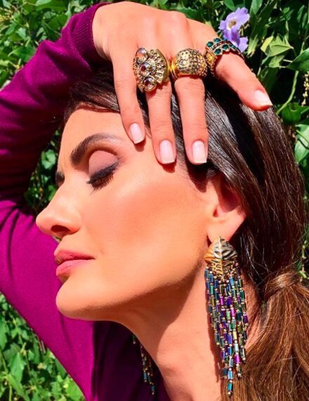 Acessórios coloridos em look color blocking