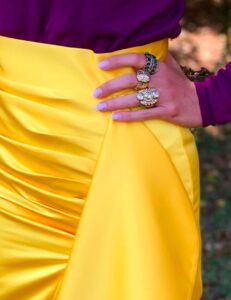 anéis coloridos em look color blocking