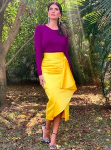 Acessórios coloridos em look color blocking